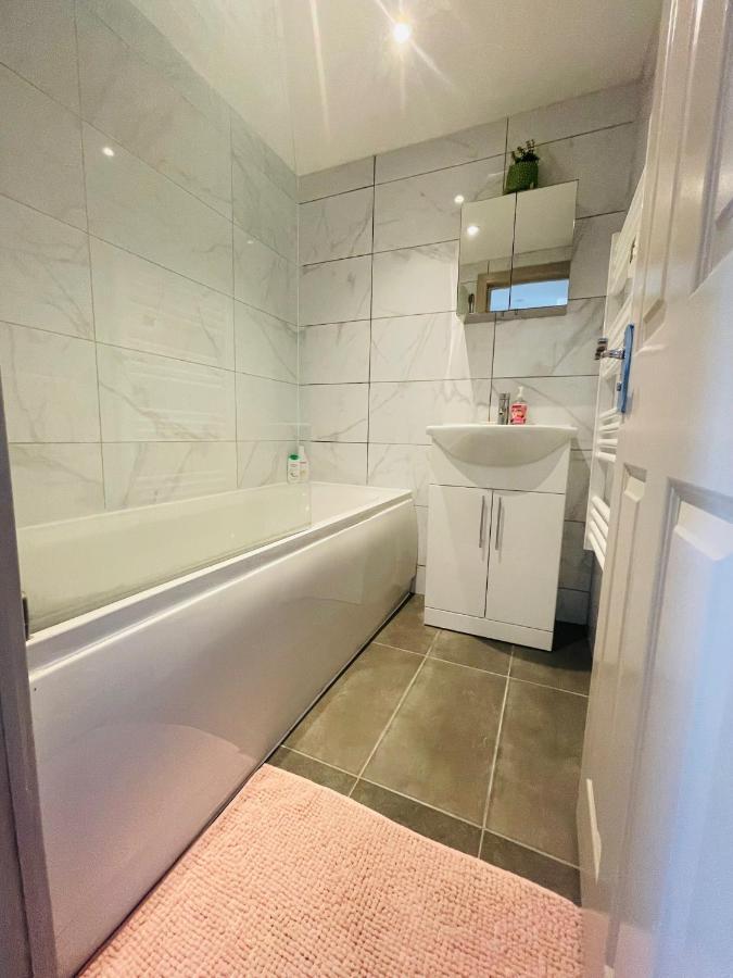 Lovely 1 Bedroom Apartment In Лондон Экстерьер фото