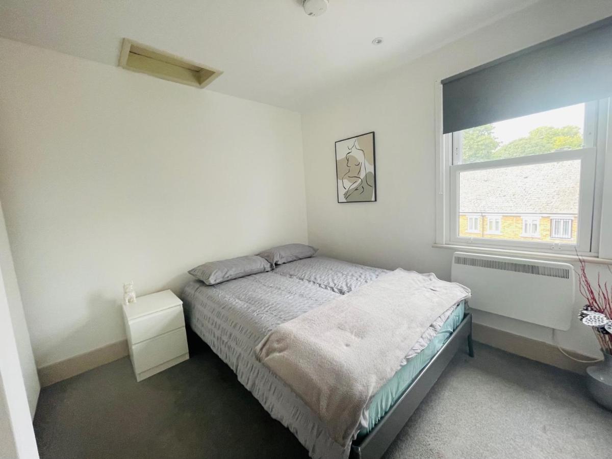 Lovely 1 Bedroom Apartment In Лондон Экстерьер фото